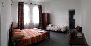Гостевой дом Guest House Mariam Гагра Трехместный номер, вид на сад-1