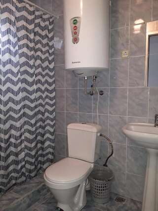 Гостевой дом Guest House Mariam Гагра Трехместный номер, вид на сад-2
