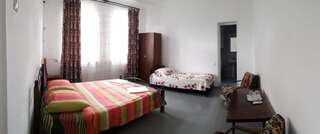 Гостевой дом Guest House Mariam Гагра Трехместный номер, вид на сад-4
