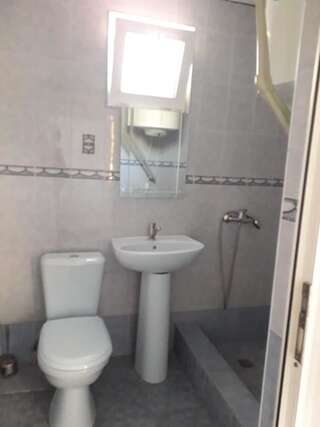 Гостевой дом Guest House Mariam Гагра Трехместный номер с балконом-4